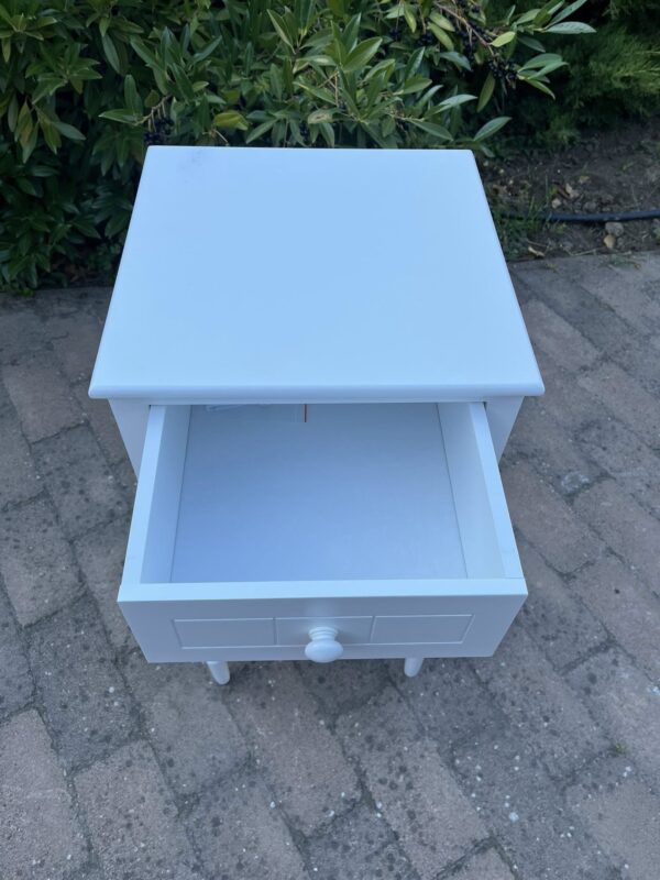 528075930_122137624874721508_8485152229176560358_n Stílusos, fehér éjjeliszekrény