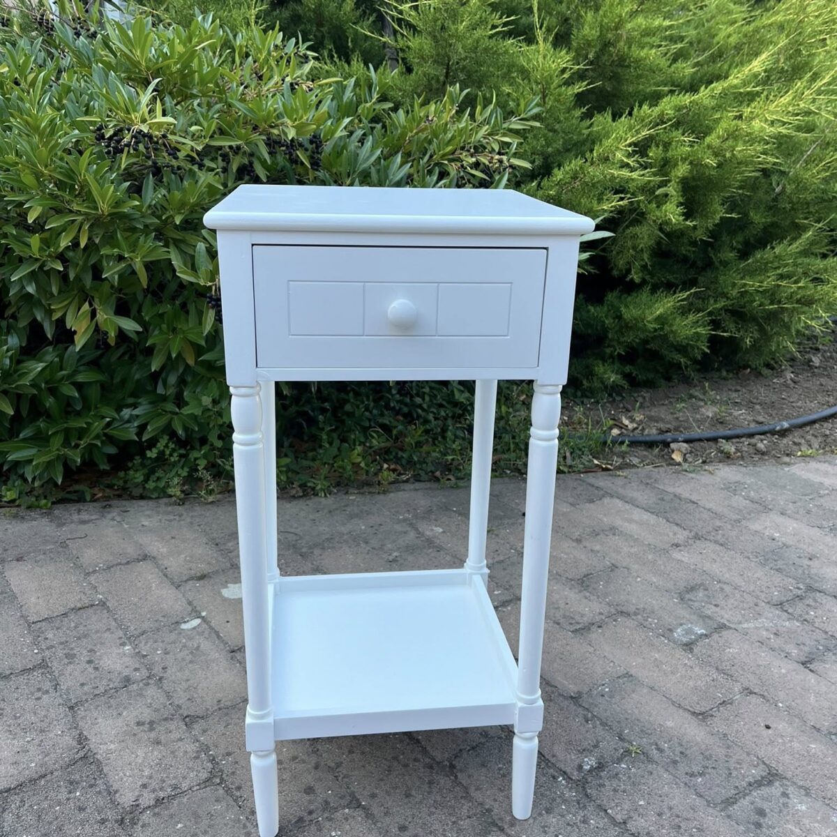 Stílusos, fehér éjjeliszekrény