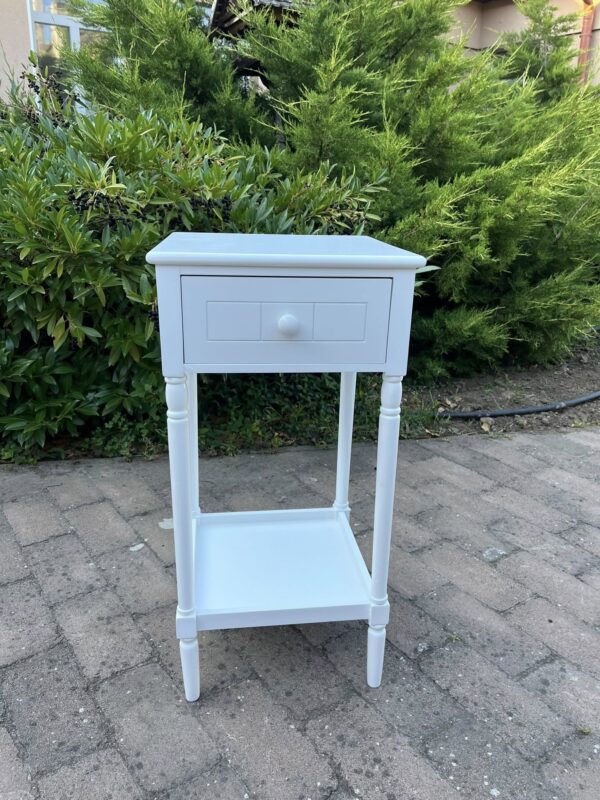 528344435_122137624838721508_2754317253867426403_n Stílusos, fehér éjjeliszekrény