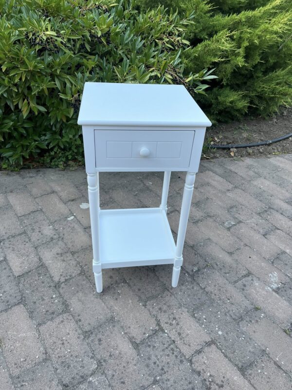 528630332_122137624958721508_9135512075742022059_n Stílusos, fehér éjjeliszekrény